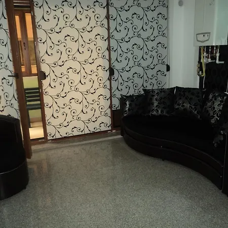 Apartment Mamaia شقة *
